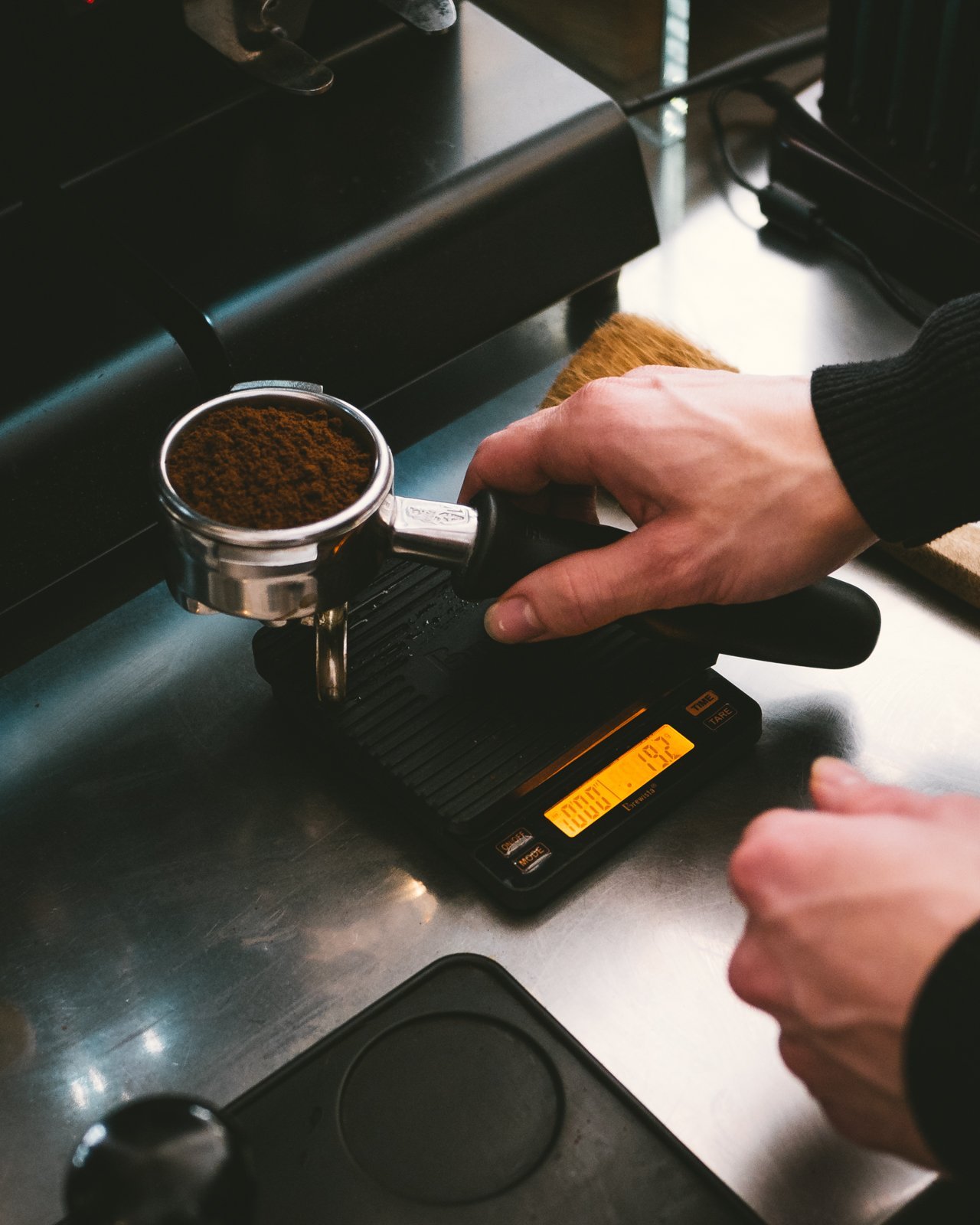 man pakt piston voor brewista scale 2